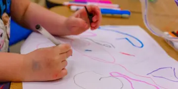 Membayangkan tiap kantor punya fasilitas daycare, hati orang tua pekerja pasti lebih tenang Mojok.co