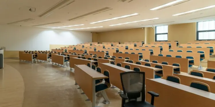 Kerja sambil kuliah program Ekstensi UI mengubah cara pandang terhadap pekerjaan saya sebagai ASN Kementerian Mojok.co
