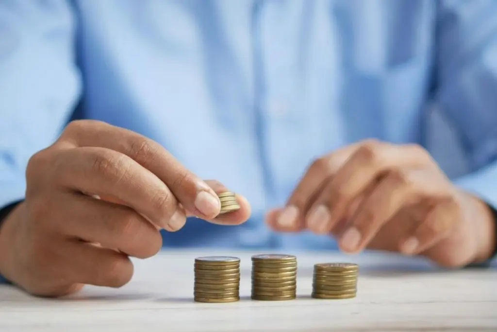 Orang dengan upah minimum seperti saya juga berhak self reward kecil-kecilan tanpa merasa bersalah, semua demi menjaga kewarasan Mojok.co