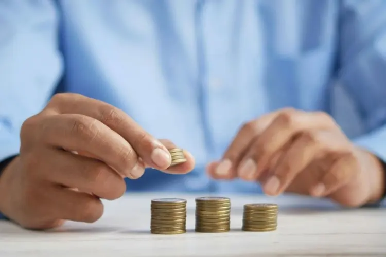 Orang dengan upah minimum seperti saya juga berhak self reward kecil-kecilan tanpa merasa bersalah, semua demi menjaga kewarasan Mojok.co
