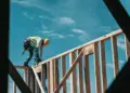 Pengalaman membangun rumah di desa, mahal di mental karena ada saja konfliknya Mojok.co
