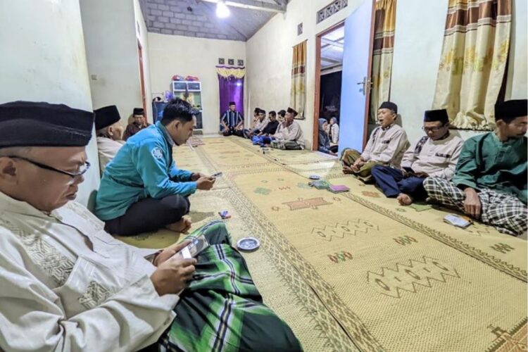 Sisi red flag orang-orang tahlilan yang sulit saya terima, mulai dari rasan-rasan hingga menjadikan piring sebagai asbak Mojok.co