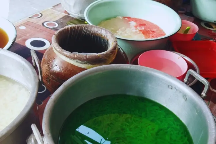 Jelajah kuliner Pasar Gedhe Klaten: pengalaman menikmati segarnya dawet uyup, nikmatnya soto bening, hingga western food kaki lima Mojok.co