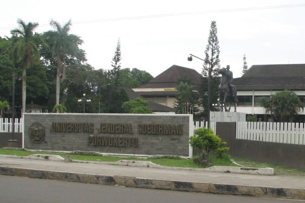 Derita mahasiswa Unsoed, sudah kampus dan faslitasnya medioker, kini harus menahan malu karena rektornya korupsi Mojok.co