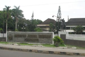 Derita mahasiswa Unsoed, sudah kampus dan faslitasnya medioker, kini harus menahan malu karena rektornya korupsi Mojok.co