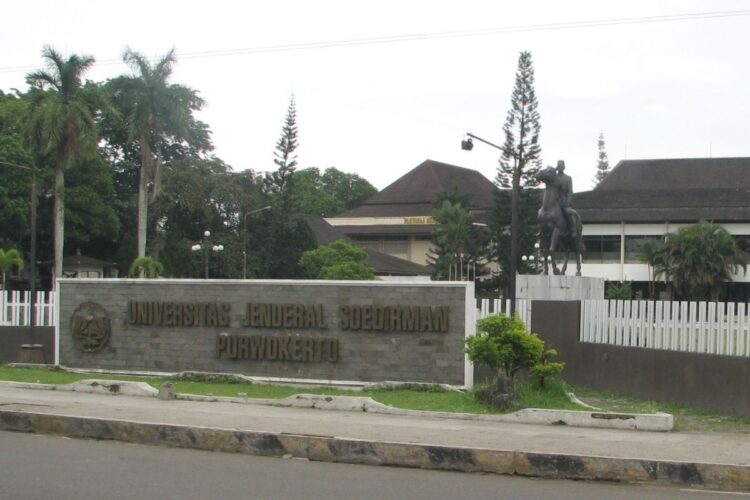 Derita mahasiswa Unsoed, sudah kampus dan faslitasnya medioker, kini harus menahan malu karena rektornya korupsi Mojok.co