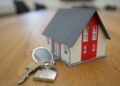 In this economy punya rumah warisan itu repot, dipertahankan butuh duit, dijual susah laku Mojok.co