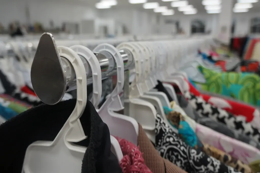 Larang thrifting boleh saja, asal baju lokal harganya nggak bikin puasa seminggu