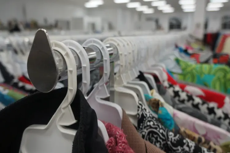 Larang thrifting boleh saja, asal baju lokal harganya nggak bikin puasa seminggu