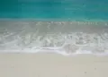 Culture shock anak pesisir pantura lihat pantai di Maluku: ternyata pantai bisa bersih, putih, dan tanpa bau amis