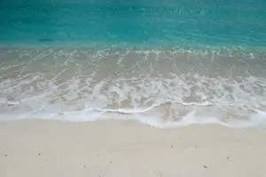 Culture shock anak pesisir pantura lihat pantai di Maluku: ternyata pantai bisa bersih, putih, dan tanpa bau amis