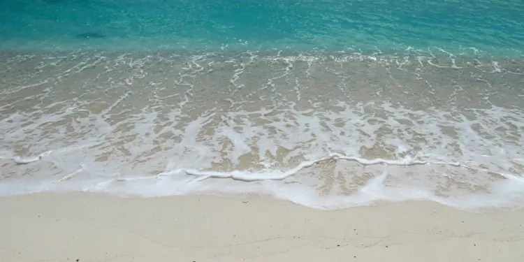 Culture shock anak pesisir pantura lihat pantai di Maluku: ternyata pantai bisa bersih, putih, dan tanpa bau amis