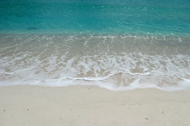 Culture shock anak pesisir pantura lihat pantai di Maluku: ternyata pantai bisa bersih, putih, dan tanpa bau amis