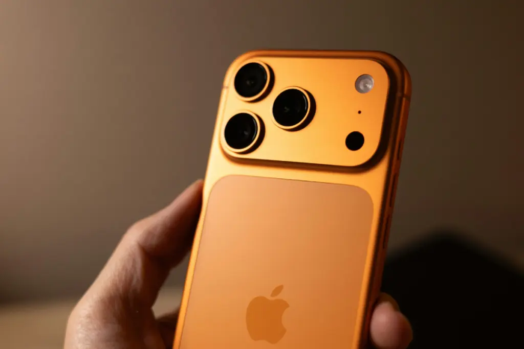 iPhone HP bapak-bapak? Bapak-bapak nggak mampu beli iPhone! (Unsplash)