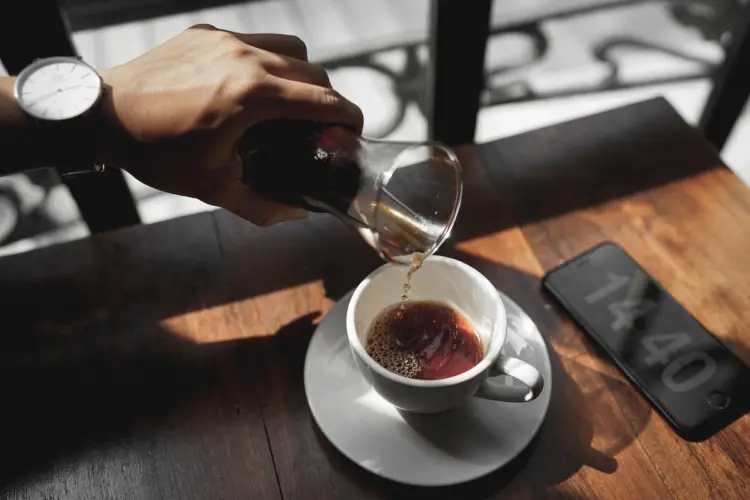 Daerah Ngagel penuh coffee shop, menunjukkan minimnya ruang publik di Surabaya
