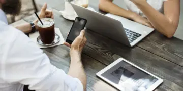 Akulah pengunjung kafe yang terganggu itu gara-gara musik yang disetel keras-keras, bikin tenaga terkuras dan harus adu volume saat ngobrol