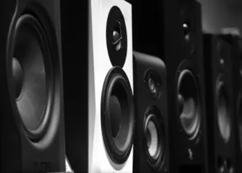 Punya tetangga yang suka nyetel musik keras-keras itu adalah ujian hidup paling berat