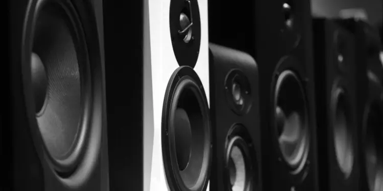Punya tetangga yang suka nyetel musik keras-keras itu adalah ujian hidup paling berat