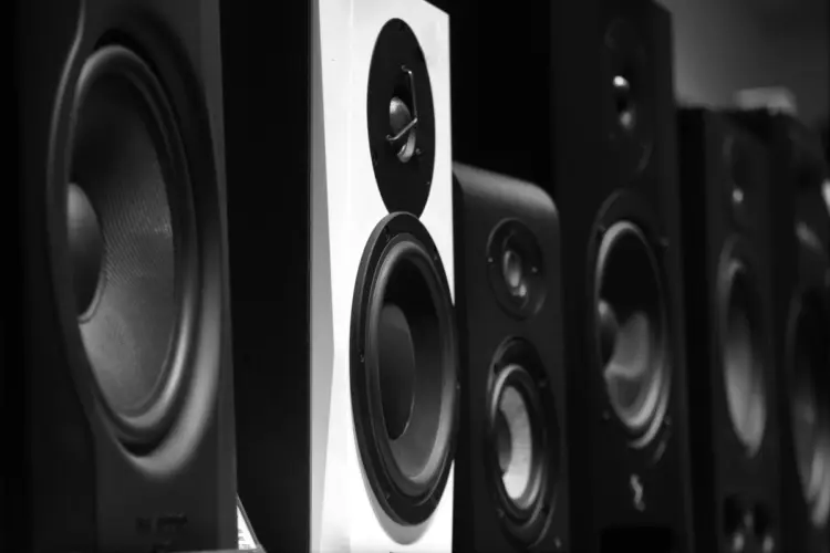 Punya tetangga yang suka nyetel musik keras-keras itu adalah ujian hidup paling berat