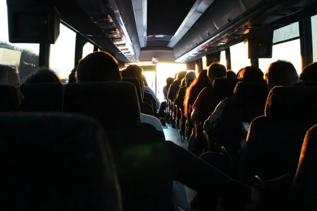 Bus Sinar Jaya rute Cileungsi ke Bandara Soetta adalah penyelamat saya dari ongkos taksi online yang nggak masuk akal Mojok.co