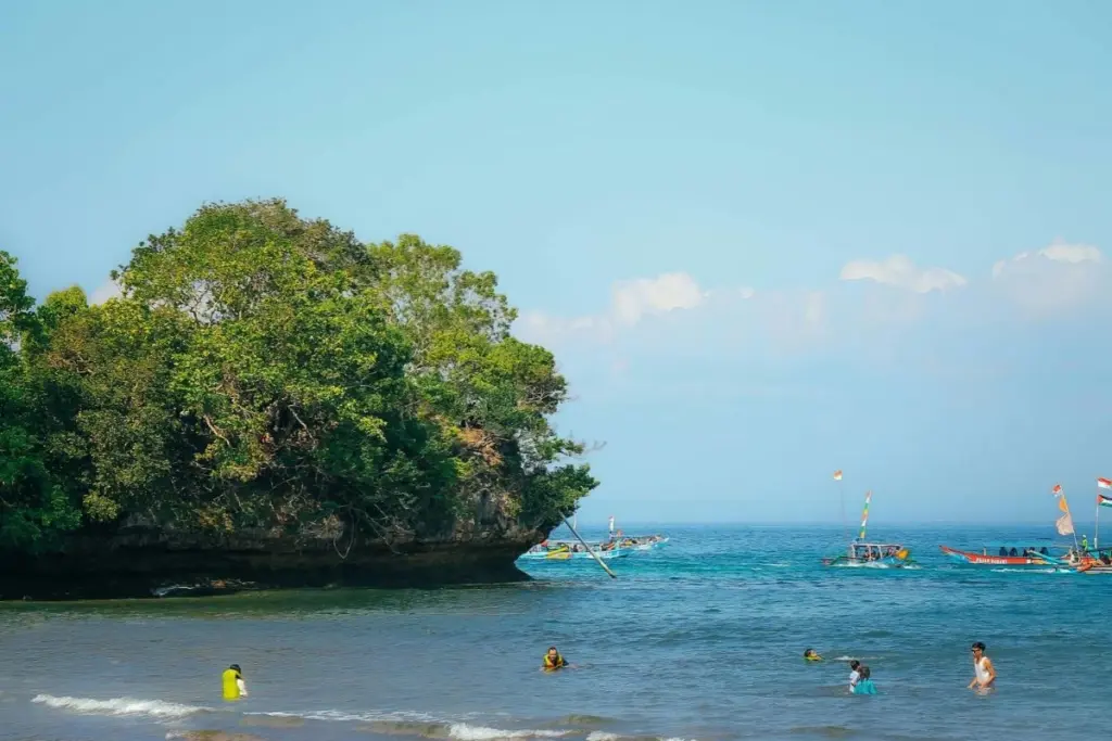 Pangandaran indah, tapi aksesnya merepotkan, terlebih kalau dari Jakarta dan tidak bawa kendaraan pribadi Mojok.co