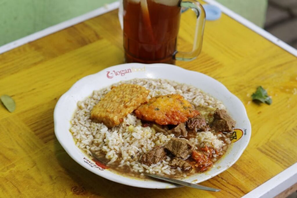 Rawon Rosobo, kuliner legendaris Jombang yang ternyata tidak perlu diulang dua kali Mojok.co