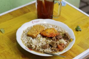 Rawon Rosobo, kuliner legendaris Jombang yang ternyata tidak perlu diulang dua kali Mojok.co