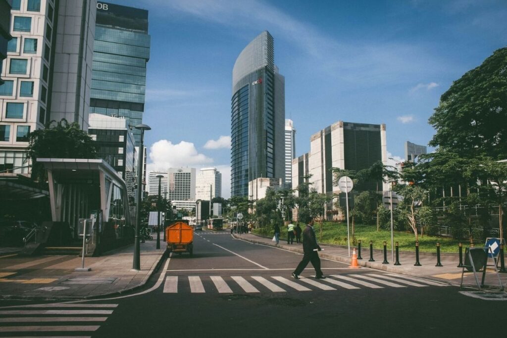 Kebiasaan janggal orang Jakarta yang dulu bikin heran, eh sekarang malah saya tiru Mojok.co