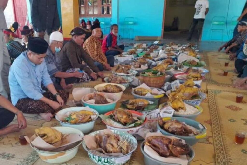 Pikir dua kali sebelum bagi-bagi nasi berkat setelah tahlilan karena repot dan rawan mubazir Mojok.co