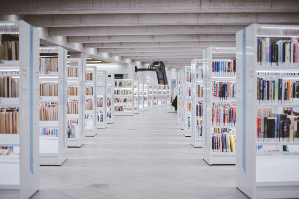Busuknya pemerintah Indonesia: anggaran Perpusnas dipangkas 300 miliar hingga distribusi buku terhenti, jadi iri sama perpustakaan di Brisbane Australia Mojok.co