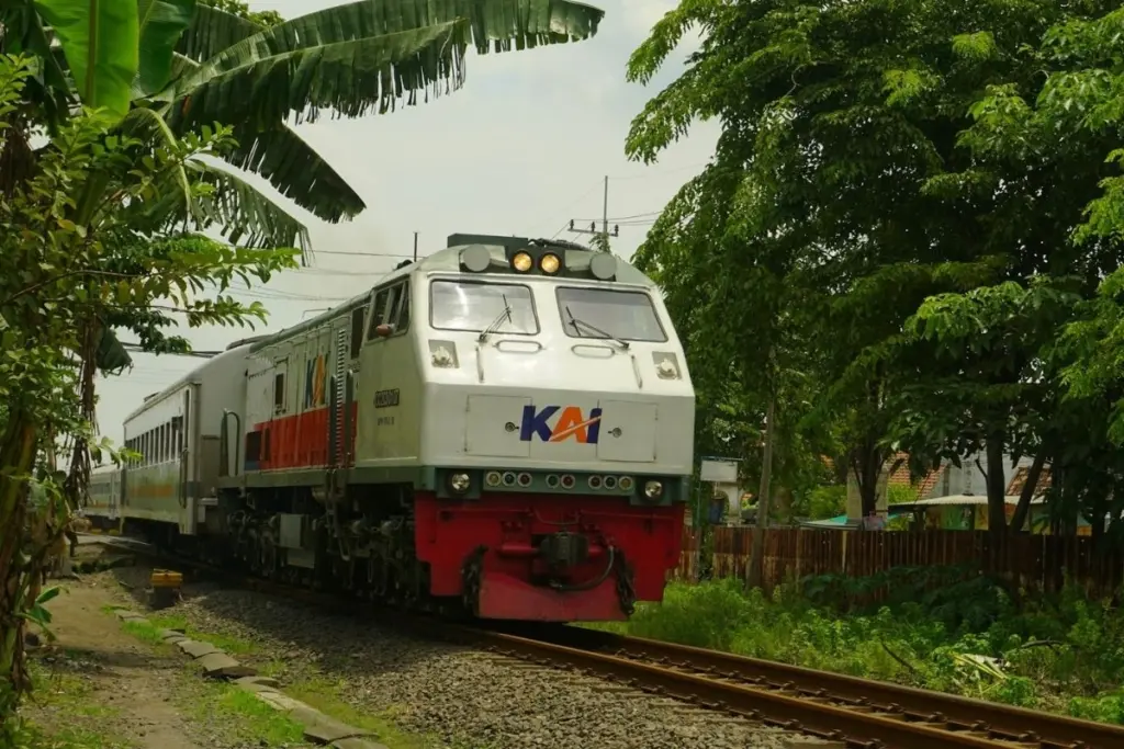 Saya beralih naik bus karena harga tiket kereta api terasa semakin mencekik Mojok.co