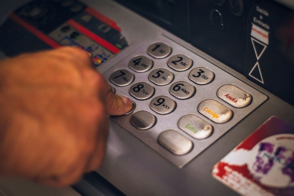 3 dosa ATM Indomaret dan Alfamart yang sudah terlalu sering kita maklumi, padahal bikin nggak nyaman Mojok.co