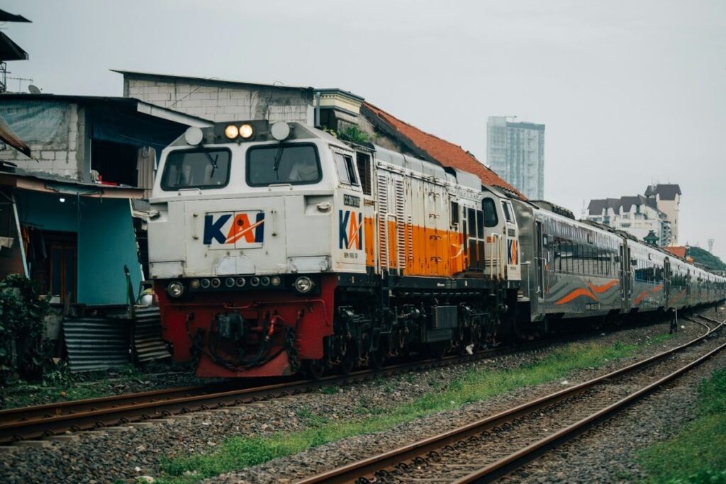 Alasan saya tetap pilih naik kereta api walau harga tiketnya makin mahal Mojok.co
