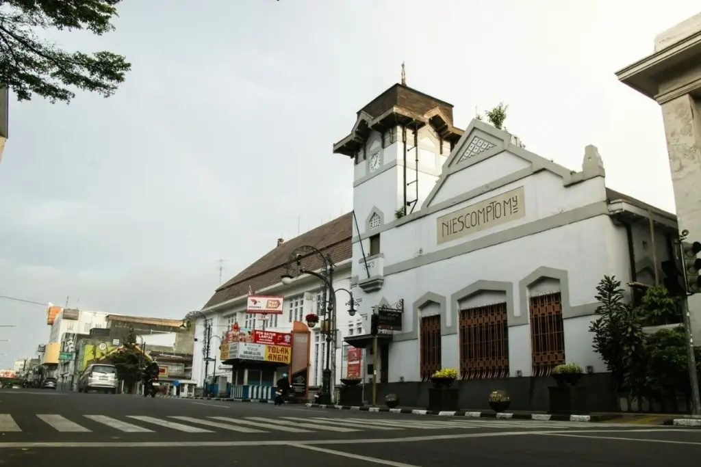 Dear penyelenggara, Kota Bandung itu nggak cocok untuk event lari, tolong jangan dipaksakan Mojok.co