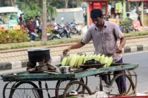 Hobi Pemda: membiarkan PKL tumbuh subur dulu, baru bingung cara menata ulang