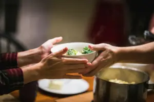 Arisan trah yang seharusnya bikin guyub, eh malah membebani keluarga dan berakhir nggak rukun Mojok.co
