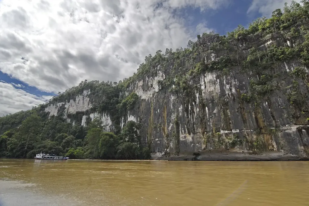 Mari berkenalan dengan Kabupaten Mahakam Ulu, daerah dengan geografis sulit yang bikin semuanya serba susah