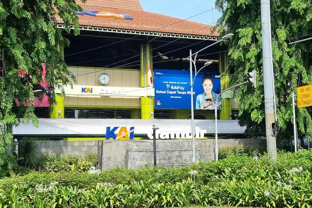 Stasiun Gambir: saksi ambisi, serta pertaruhan nasib manusia yang datang ke ibu kota