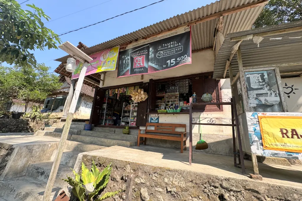 Toko kelontong di desa dihancurkan tetangga licik dan suka utang (Wikimedia Commons)