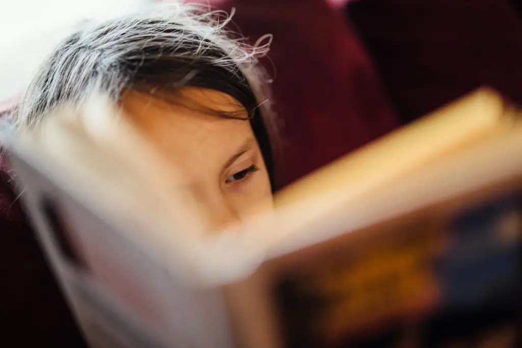 Awalnya saya menolak anak ikut les baca, tapi akhirnya berubah pikiran karena khawatir dia di-bully di sekolah Mojok.co