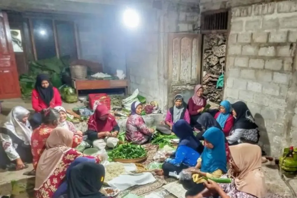 Jangan buru-buru kapok ikut rewang di kampung, lama-lama akan terasa manfaatnya kok Mojok.co