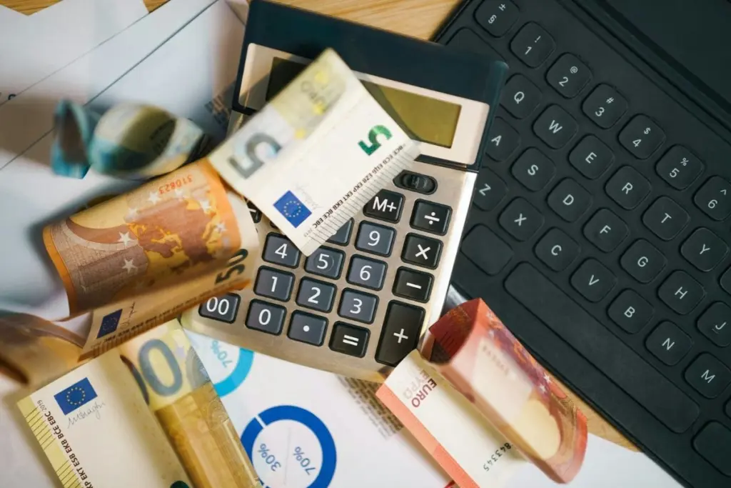 Gaya hidup sudah pas-pasan, tapi masih harus downgrade karena saya lulusan S2 yang belum dapat pekerjaan tetap in this economy Mojok.co