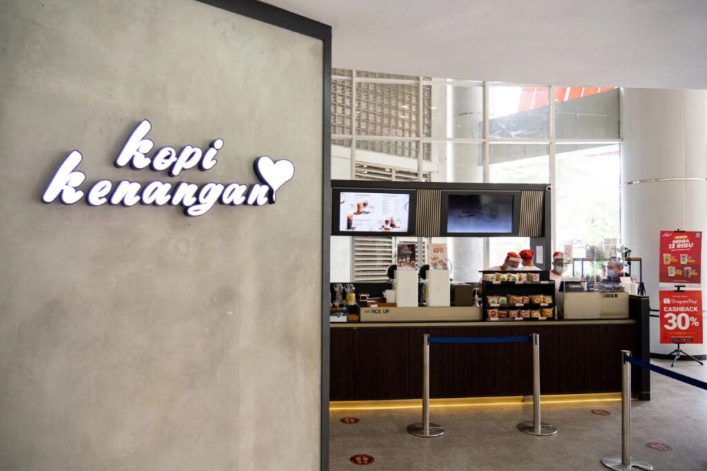 3 alasan Kopi Kenangan jadi basecamp mahasiswa paling ideal di tanggal tua Mojok.co