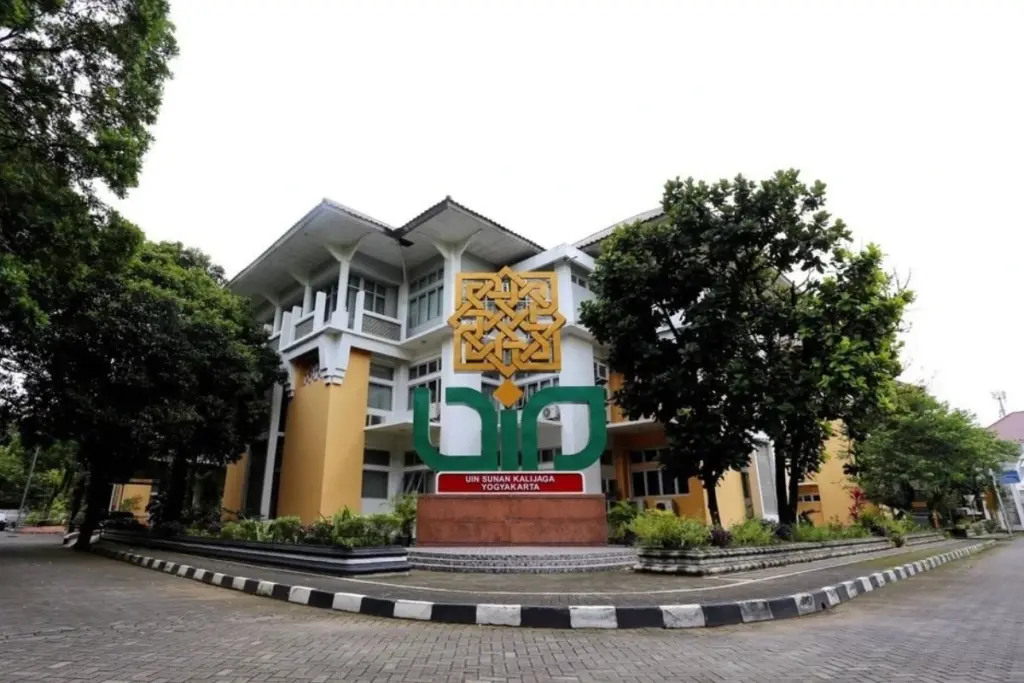 Mencoba memahami mengapa orang-orang nggak terima UIN Jogja jadi kampus terbaik ke-2 versi THE WUR Mojok.co