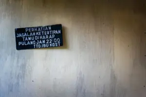 5 dosa pemilik kos yang bikin penghuninya nggak betah, ingin segera keluar Mojok.co