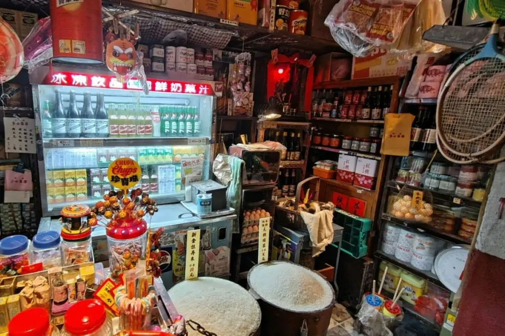 Warung Madura di Surabaya bukan ancaman, justru penyelamat anak kos-kosan Mojok.co