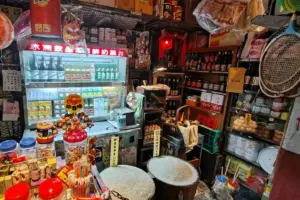 Warung Madura di Surabaya bukan ancaman, justru penyelamat anak kos-kosan Mojok.co