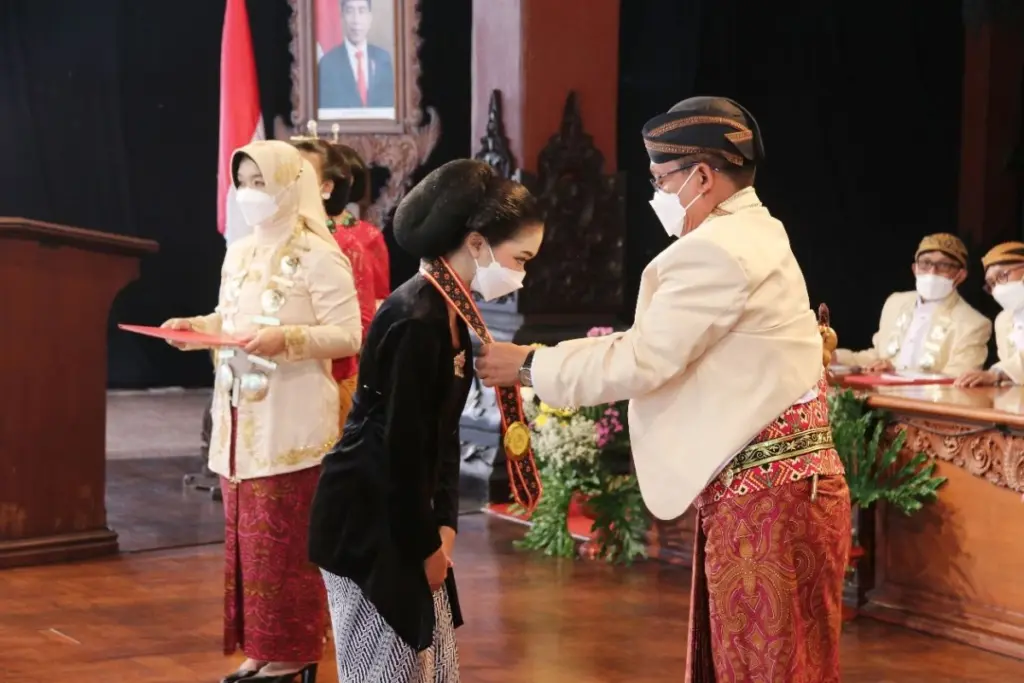 Salut dengan wisuda ISI Surakarta yang memilih nguri-nguri budaya di momen penting Mojok.co