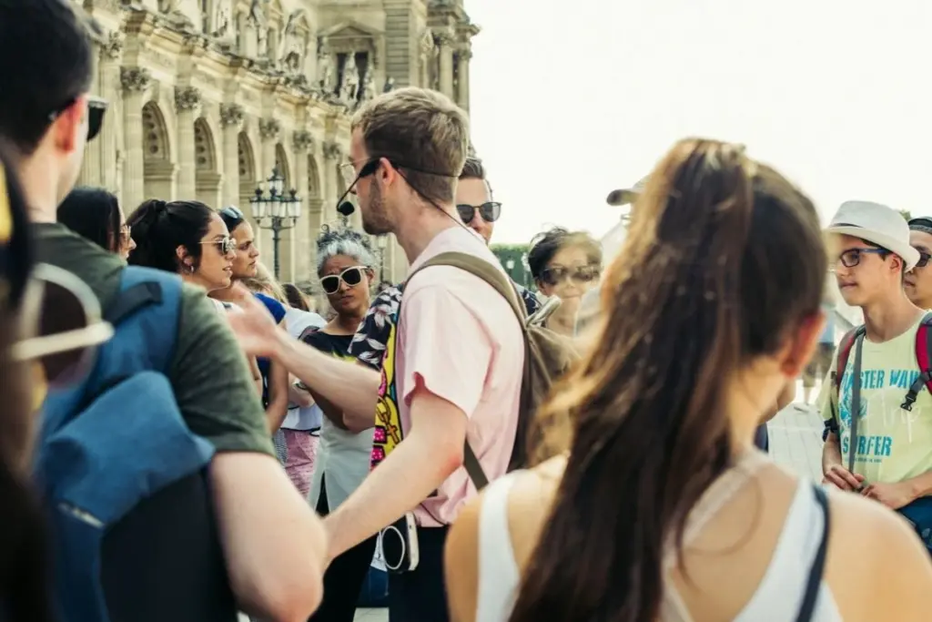 Tour guide pekerjaan yang terlihat jalan-jalan terus, tapi aslinya banyak sisi nggak enaknya Mojok.co