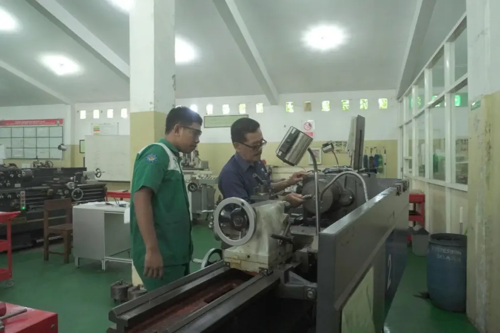 Jadi guru SMK itu nggak gampang, harus upgrade skill agar selalu relevan dengan dunia kerja Mojok.co